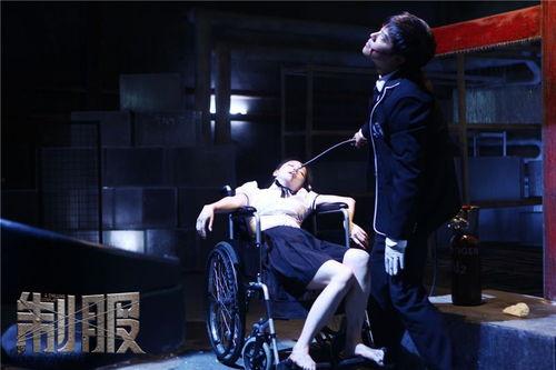 制服电影在线观看,在线观看，揭秘制服下的激情与故事  第1张