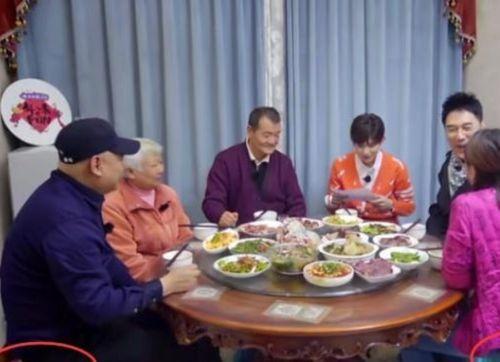全家带凳子吃瓜免费观看大结局,共享欢乐时光  第2张